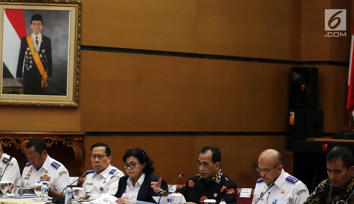 Menteri Perhubungan Budi Karya Sumadi (ketiga kanan) memaparkan pencapaian kinerja akhir tahun 2018 Kementerian Perhubungan di Jakarta, Kamis (13/12). Sejumlah pencapaian tercatat dalam laporan kinerja selama empat tahun. (Liputan6.com/Johan Tallo)