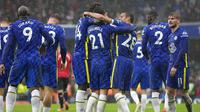 Para pemain Chelsea merayakan gol yang dicetak bek Ben Chilwell ke gawang Southampton pada pertandingan lanjutan Liga Inggris di Stadion Stamford Bridge di London, Sabtu (2/10/2021). Chelsea menang atas Southampton dengan skor 3-1. (AP Photo/Kirsty Wigglesworth)