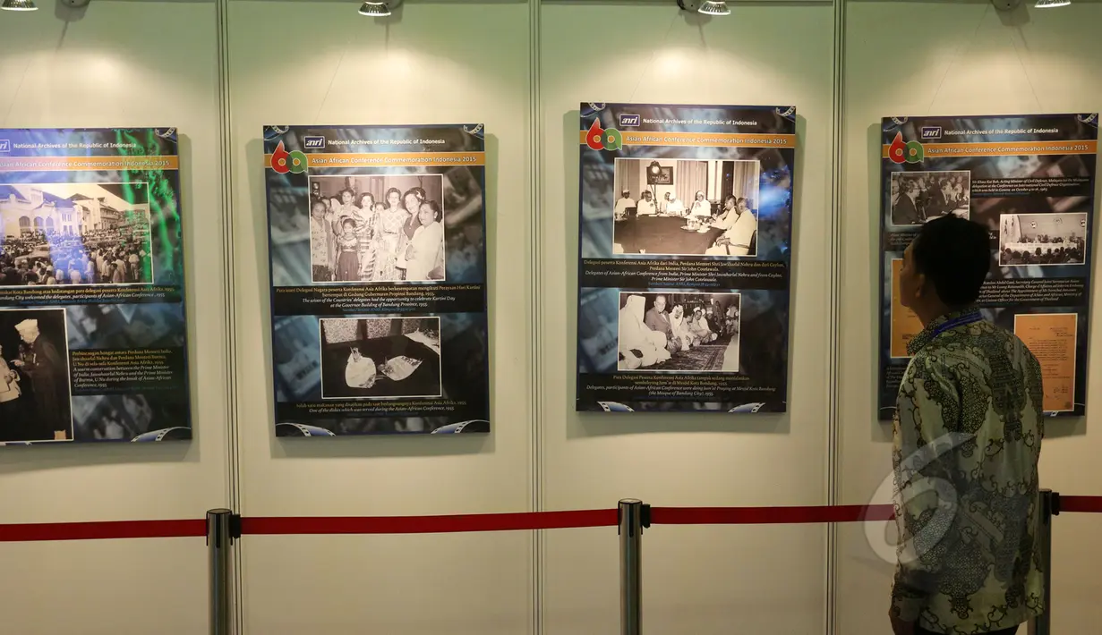 Pengunjung melihat foto Konferensi Asia-Afrika 1955 koleksi Arsip Nasional Republik Indonesia di Jakarta Covention Center, Senin (19/4/2015). Pameran tersebut merupakan rangkaian dari acara KAA 2015. (Liputan6.com/Herman Zakharia)