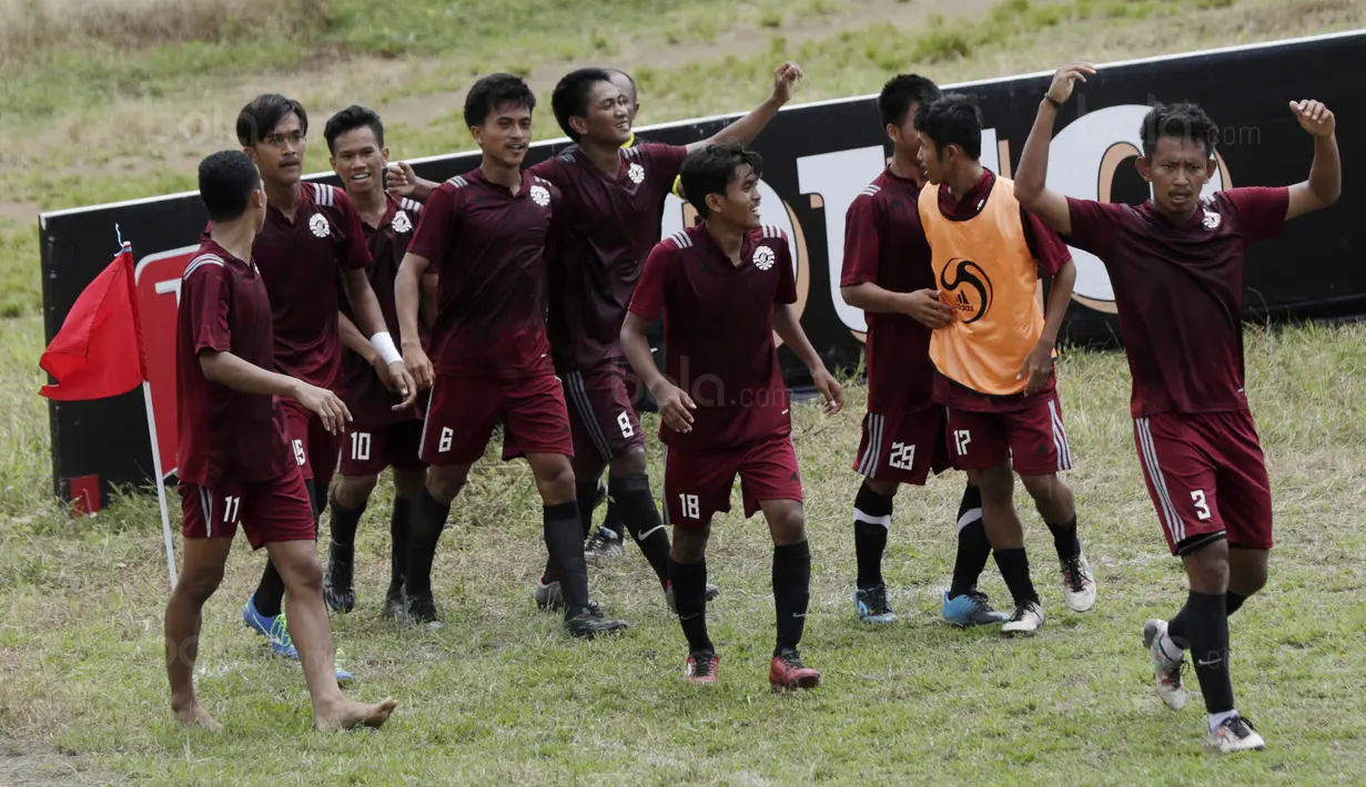 Para pemain Universitas Negeri Makassar (UNM), merayakan gol yang dicetak oleh Akbar ke gawang UIN Alauddin pada laga Torabika Campus Cup 2017 di Stadion UNM, Makassar, Rabu, (18/10/2017). UNM menang 1-0 atas UIN Alauddin. (Bola.com/M Iqbal Ichsan)