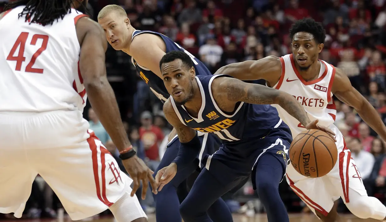 Pebasket Houston Rockets, Brandon Knight, berusaha merebut bola dengan pemain Denver Nuggets, Monte Morris, pada laga NBA di Toyota Center, Selasa (8/1). Houston Rockets menang 125-113 atas Denver Nuggets. (AP/Michael Wyke)