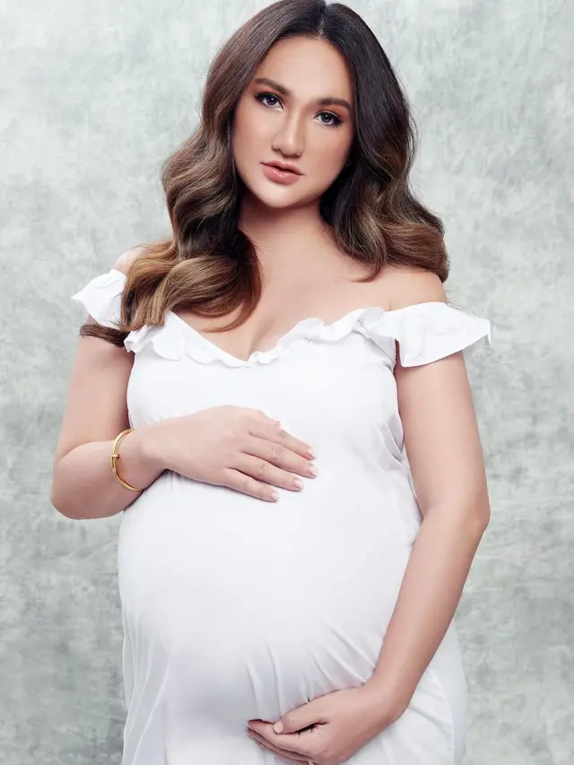 Tampil Kompak, Intip 5 Potret Maternity Shoot Tengku Dewi dan Andrew Andika bertema Putih