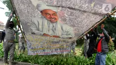 Petugas menurunkan baliho bergambar Habib Rizieq Shihab di kawasan BNR, Bogor, Minggu (22/11/2020). Petugas gabungan terdiri dari unsur Stpol PP, TNI, dan kepolisian menurunkan baliho Habib Rizieq di sejumlah jalan protokol di kawasan Kota Bogor karena tidak memiliki ijin. (merdeka.com/Arie Basuki)