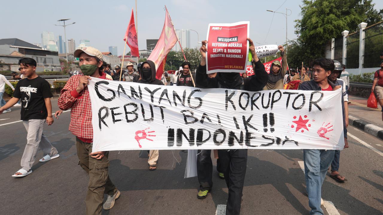 Aksi Dorong Mendorong Warnai Upaya Mahasiswa Menuju Gedung DPR