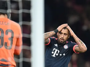 Ekspresi kekecewaan pemain Bayern Munchen, Arturo Vidal, setelah gagal memanfaatkan peluang di depan gawang Arsenal dalam lanjutan Grup F Liga Champions di Stadion Emirates, London, Rabu (21/10/2015) dini hari WIB. (EPA/Tobias Hase)