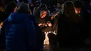 Orang-orang berkumpul menyalakan lilin pada Hari Lilin Kecil ('Dia de las velitas'), di Bogota pada tanggal 7 Desember 2023. (Juan BARRETO/AFP)