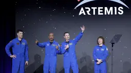 Badan antariksa Amerika Serikat (NASA) menunjuk empat astronot yang akan membawa umat manusia kembali ke Bulan dalam lebih dari 50 tahun terakhir. Ini termasuk seorang astronot perempuan dan pria kulit hitam.  (AP Photo/Michael Wyke)