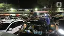 <p>Seorang pria menikmati makanan di atas mobil sambil menunggu antrean memasuki kapal "Roll on-Roll off" (RoRo) di Pelabuhan Merak, Banten, Kamis (28/4/2022). Jelang hari raya Idul Fitri, pemudik dengan kendaraan bermotor mulai memadati Pelabuhan Merak. Penumpukan kendaraan ini menyebabkan terjadinya antrean kendaraan yang panjang. (Liputan6.com/Angga Yuniar)</p>