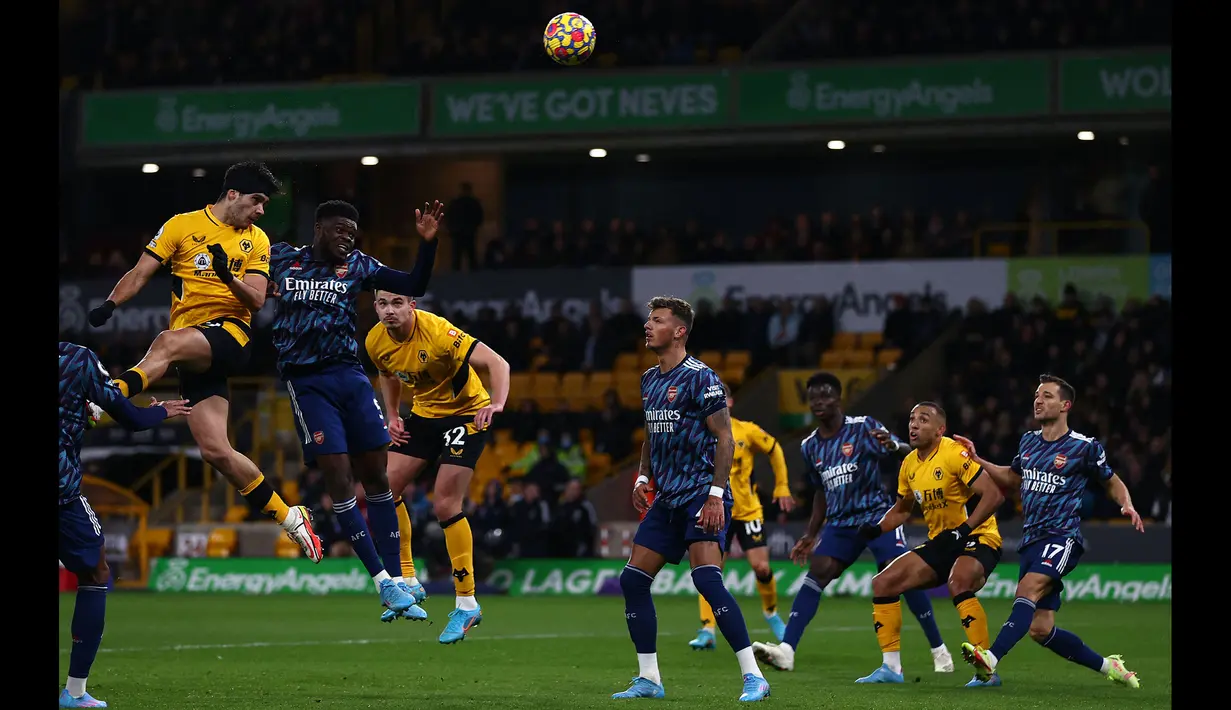 Dua menit berselang Wolverhampton berhasil membobol gawang Arsenal lewat sundulan Raul Jimenez. Namun, gol tersebut dianulir usai Jimenez terjebak perangkap offside. (AFP/Adrian Dennis)