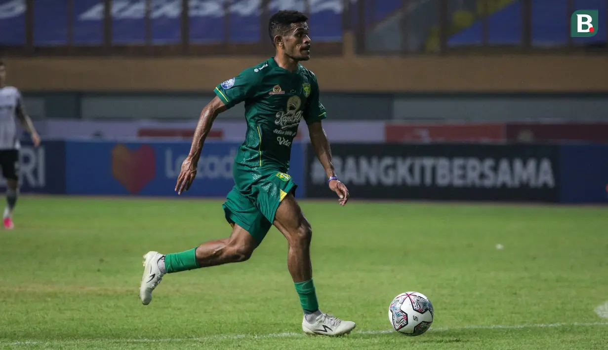 Gelandang Persebaya, Ricky Kambuaya menggiring bola untuk mencetak gol kedua saat saat melawan Persikabo 1973 dalam laga pekan kedua BRI Liga 1 2021/2022 di Stadion Wibawa Mukti, Cikarang, Sabtu (11/09/2021) WIB. (Foto: Bola.com/Bagaskara Lazuardi)