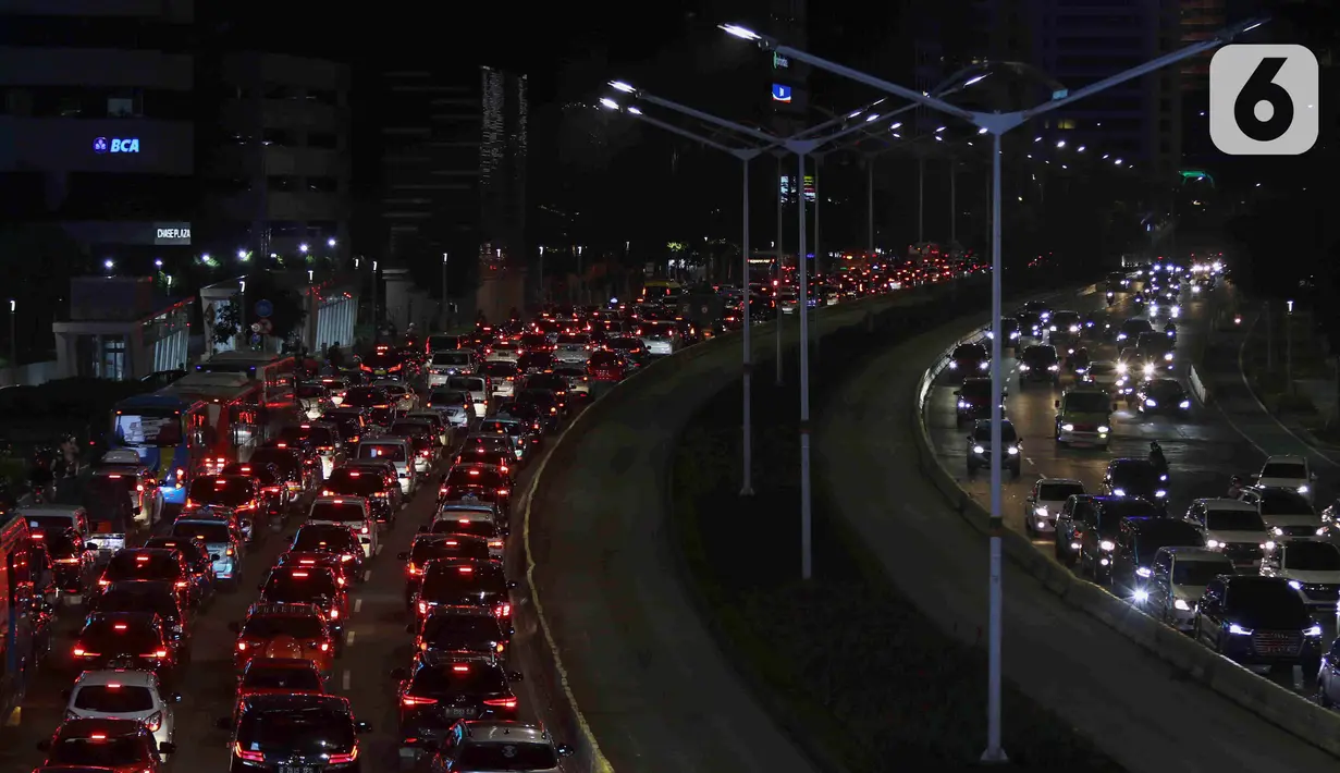 Sejumlah kendaraan melintas di Jalan Jenderal Sudirman, Jakarta, Kamis (31/3/2022). Jalan Jenderal Sudirman terpantau mulai padat saat jam pulang kantor pada PPKM Level 2. (Liputan6.com/Herman Zakharia)