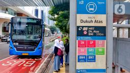 Bus Transjakarta bersiap berhenti di halte kawasan Jalan Sudirman, Jakarta, Selasa (31/1/2023). Dishub DKI Jakarta menyatakan  saat ini manfaat tarif integrasi hanya bisa dirasakan oleh masyarakat yang menggunakan minimal dua moda transportasi umum. (Liputan6.com/Angga Yuniar)