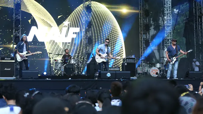 [Bintang] 5 Lagu yang Sering Naif Nyanyikan di Konser