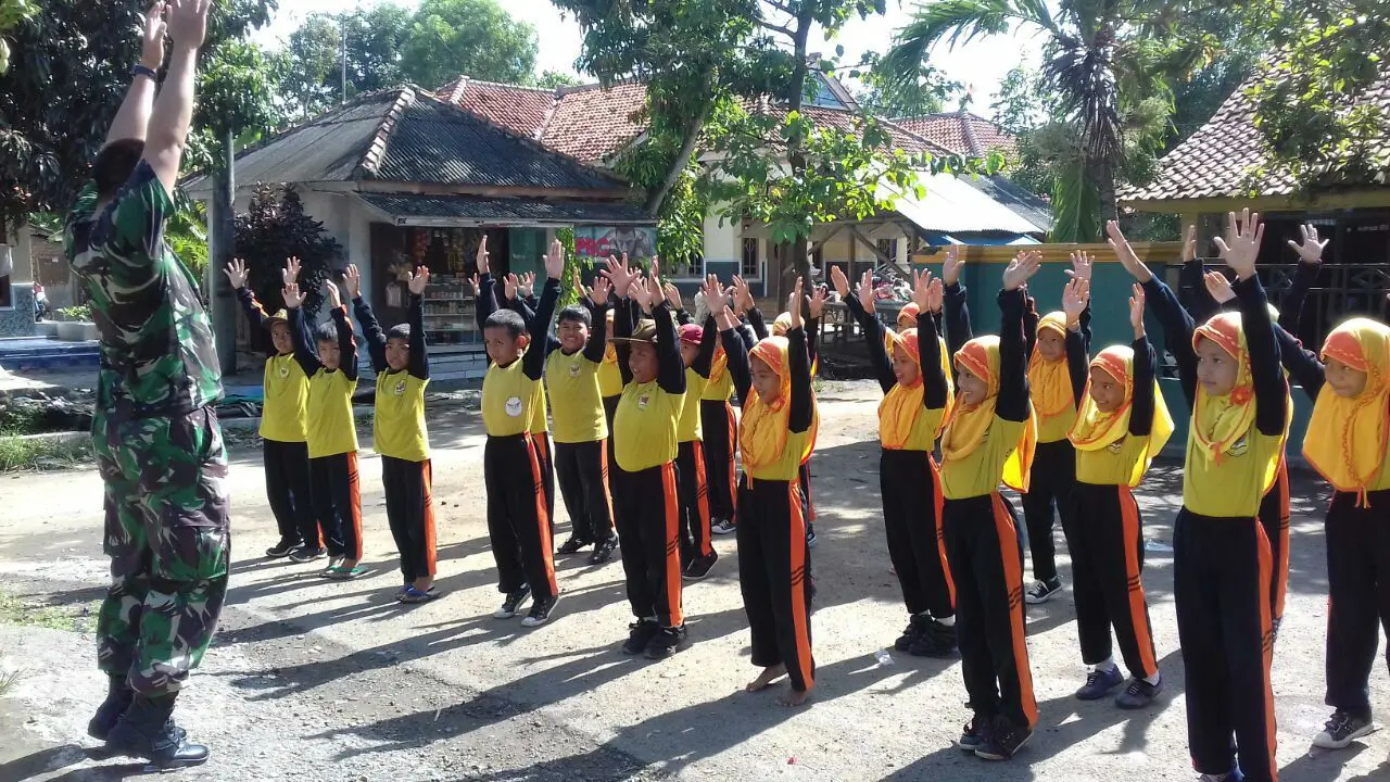 Keseruan Siswa Indramayu Ikut Senam Wing Chun Bersama TNI
