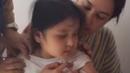 Putri Andi Soraya, Kylie sempat ketakutan melihat jarum suntik yang akan ditusukkan ke lengannya. Ia pun sempat merengek tak mau melakukannya. (Foto: Instagram/@andisorayabeatrix)