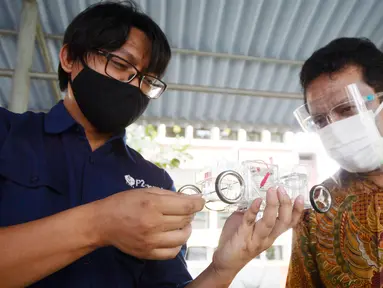 Peneliti dari LIPI Deni Shidqi menunjukan kendaraan berbahan bakar hidrogen (mobil hidrogen) atau Fuel Cell kepada anggota Komisi VII DPR, Tifatul Sembiring saat kunjungan ke Puspitek Serpong, Tangerang Selatan, Banten, Senin (14/12/2020). (merdeka.com/Dwi Narwoko)