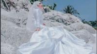 Cerita Wanita Foto Prewedding Pakai Gaun Pengantin di Dalam Laut. foto: TikTok @eyrafadz