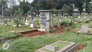 Suasana pemakaman Menteng Pulo penuh coretan akibat aksi vandalisme  yang mengotori nisan, Jakarta, (12/5). Perilaku tidak bertanggung jawab sejumlah oknum menyebabkan pemakaman tersebut terkesan kumuh dan tidak terawat. (Liputan6.com/Immanuel Antonius)