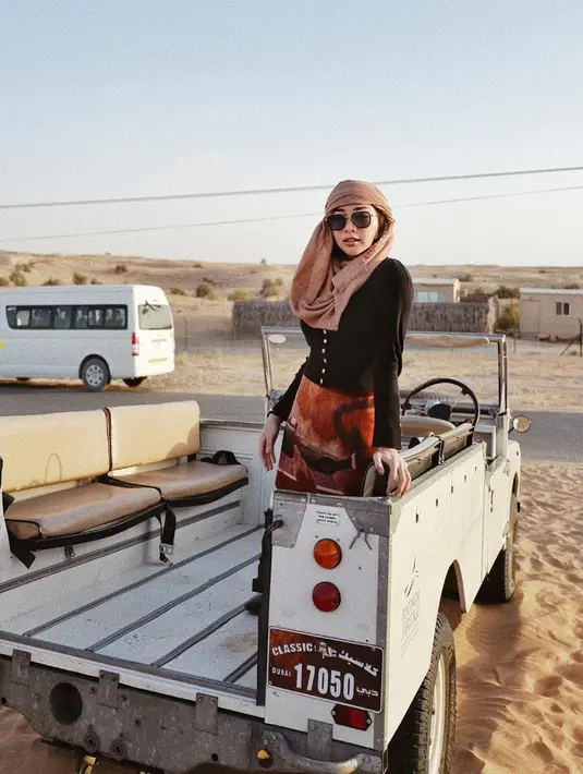 "Dulu waktu kecil enggak kuat puasa, jadi puasanya dari imsak sampai jam 12 siang. Ingat banget setiap jam 12.00 siang buka puasanya pakai nasi panas sama telur dadar sama es teh manis dan itu sudah nikmat banget," kata Nikita. (nikitawillyofficial94)