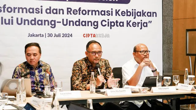 Ketua Pokja Strategi dan Sosialisasi UU Cipta Kerja, Dimas Oky Nugroho menjelaskan bahwa buku UU Cipta Kerja yang direncanakan, akan menjadi rujukan sosialisasi bagi banyak pihak. (Istimewa)