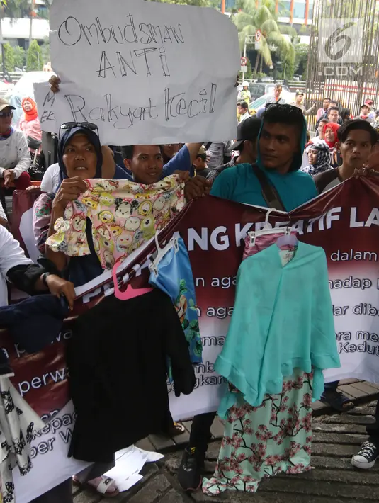 Pedagang kaki lima (PKL) dari Forum Pedagang Kreatif Lapangan Jatibaru menggelar unjuk rasa di depan kantor Ombudsman, Jakarta, Selasa (3/4). Para pedagang mendatangi kantor Ombudsman dengan berjalan kaki. (Liputan6.com/Arya Manggala)