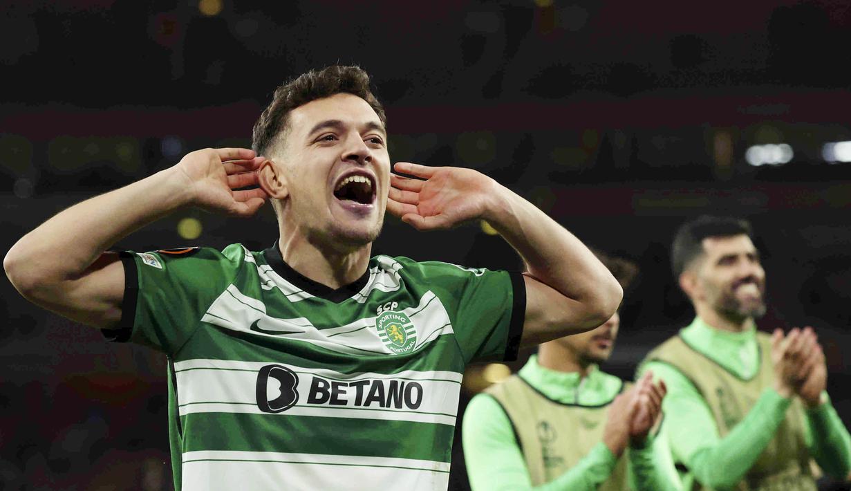 Pemain Sporting CP, Pedro Goncalves, merayakan kemenangan atas melawan Arsenal  pada leg kedua babak 16 besar Liga Europa di Stadion Emirates, Jumat (17/3/2023). Klub pemilik 19 gelar juara Liga Portugal itu unggul 5-3 pada babak adu penalti kontra Arsenal dan dipastikan lolos ke perempat final Liga Europa 2022-2023. (AP Photo/Ian Walton)