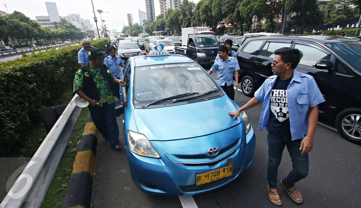 Sopir taksi melakukan aksi sweeping di tol dalam kota, Mampang, Jakarta, Selasa (22/3). Sweeping tersebut dilakukan terhadap sesama sopir taksi yang masih mengangkut penumpang pada aksi mogok bersama. (Liputan6.com/Immanuel Antonius)