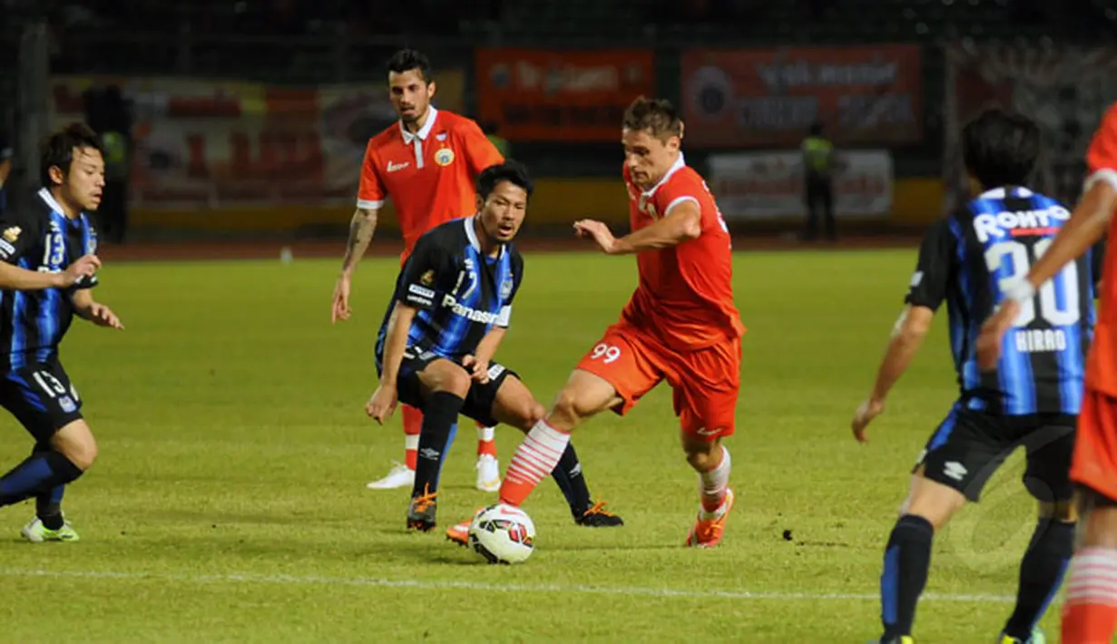 Pemain depan Persija, Yevgeni Kabayev (tengah) berusaha menembus pertahanan Gamba Osaka di laga persahabatan yang digelar di Stadion GBK Jakarta, Sabtu (24/1/2015). Persija kalah 0-4 dari Gamba Osaka. (Liputan6.com/Helmi Fithriansyah)