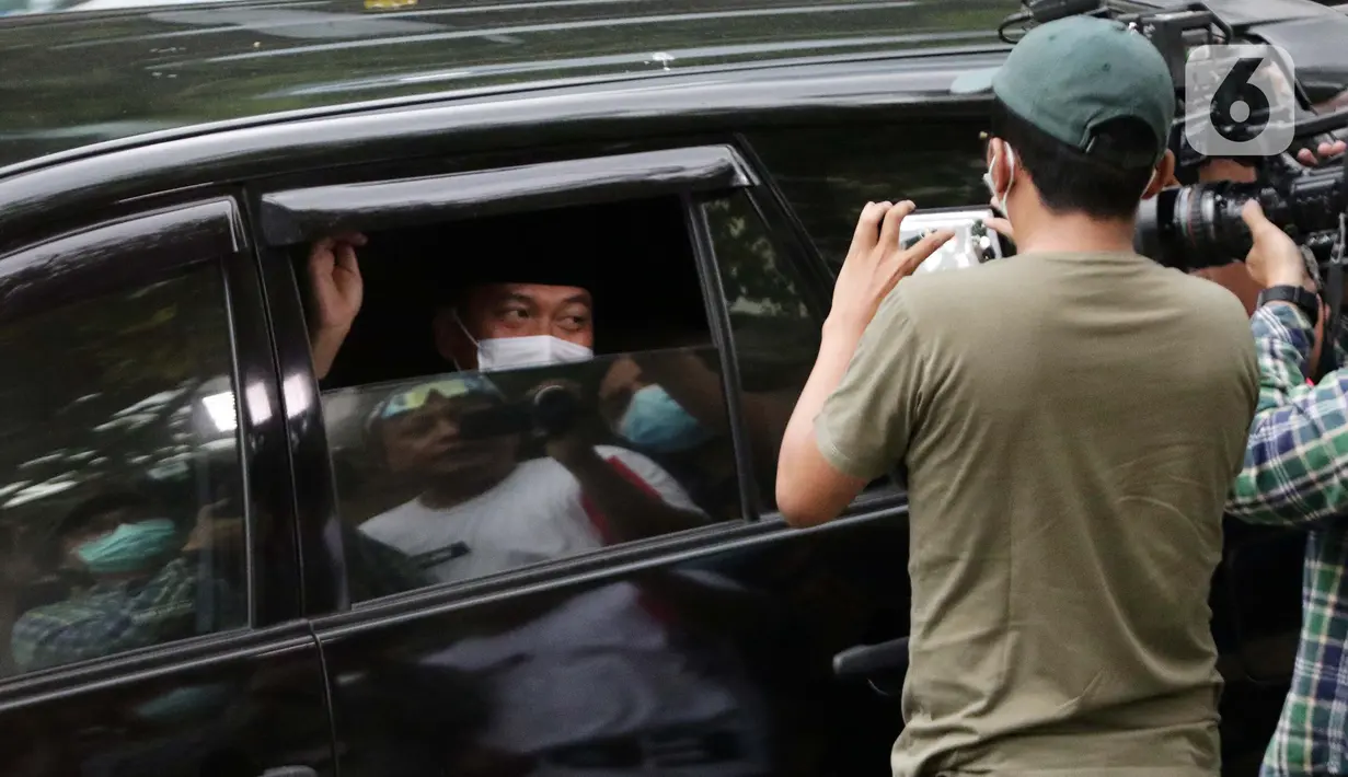 Ketua Komisi VIII DPR RI, Yandri Susanto (kiri) menjawab pertanyaan usai diperiksa di Gedung KPK, Jakarta, Selasa (30/3/2021). Yandri Susanto diperiksa sebagai saksi untuk tersangka Matheus Joko Santoso terkait dugaan suap pengadaan bansos untuk wilayah Jabodetabek. (Liputan6.com/Helmi Fithriansyah)