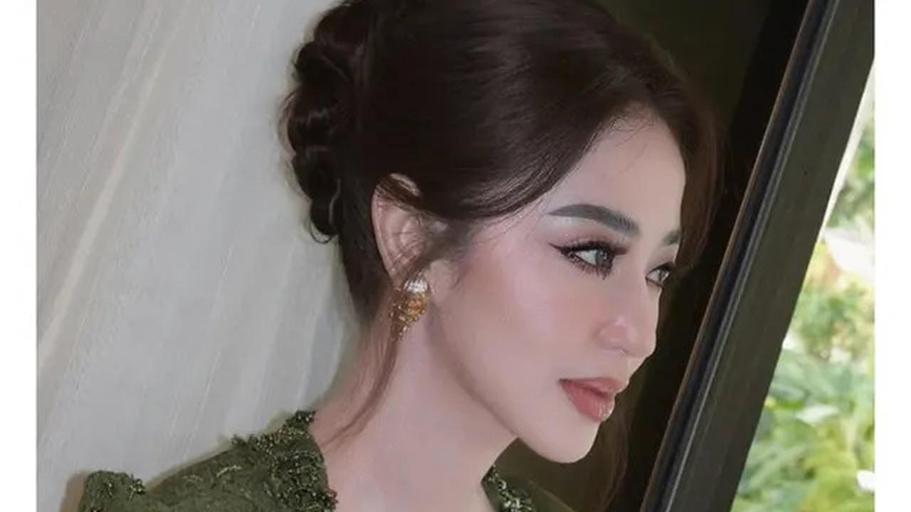 6 Detail Penampilan Dewi Perssik Pakai Kebaya Hijau Zamrud di HUT TNI, Memukau