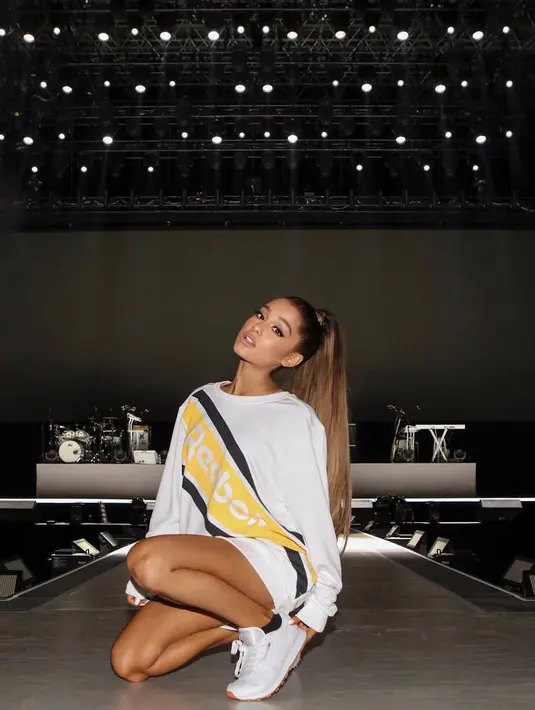 Ariana Grande pun masih harus menyembunyikan trauma karena kehilangan fans saat bom di Manchester. (instagram/arianagrande)