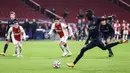 Gelandang FC Midtjylland, Awer Mabil melakukan eksekusi penalti dalam laga lanjutan Liga Champions 2020/21 Grup D melawan Ajax di Johan Cruijff Stadium, Amsterdam, Kamis (26/11/2020). FC Midtjylland kalah 1-3 dari Ajax. (AFP/Kenzo Tribouillard)