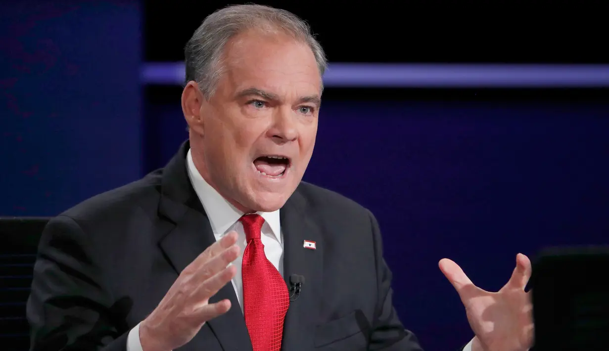 Cawapers Partai Demokrat Senator Tim Kaine menjawab pertanyaan ketika berhadapan dengan cawapres Partai Republik, Mike Pence pada debat perdana cawapres AS di Longwood University di Virginia, Selasa (4/10). (REUTERS/Kevin Lamarque)