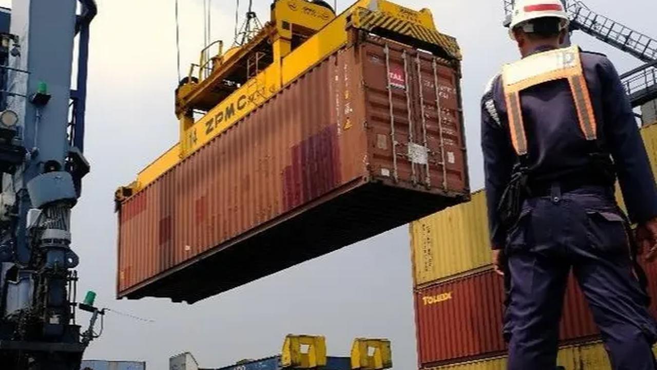"Produksi consumer good-nya oversupply, dibuang ke ASEAN, terutama kita karena market kita besar," tutur Teten.