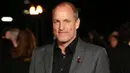 Woody Harrelson kehilangan keperjakaan pada usia 17 tahun. Dan saat itu pula, orangtua kekasihnya memergoki mereka berdua. (Variety)