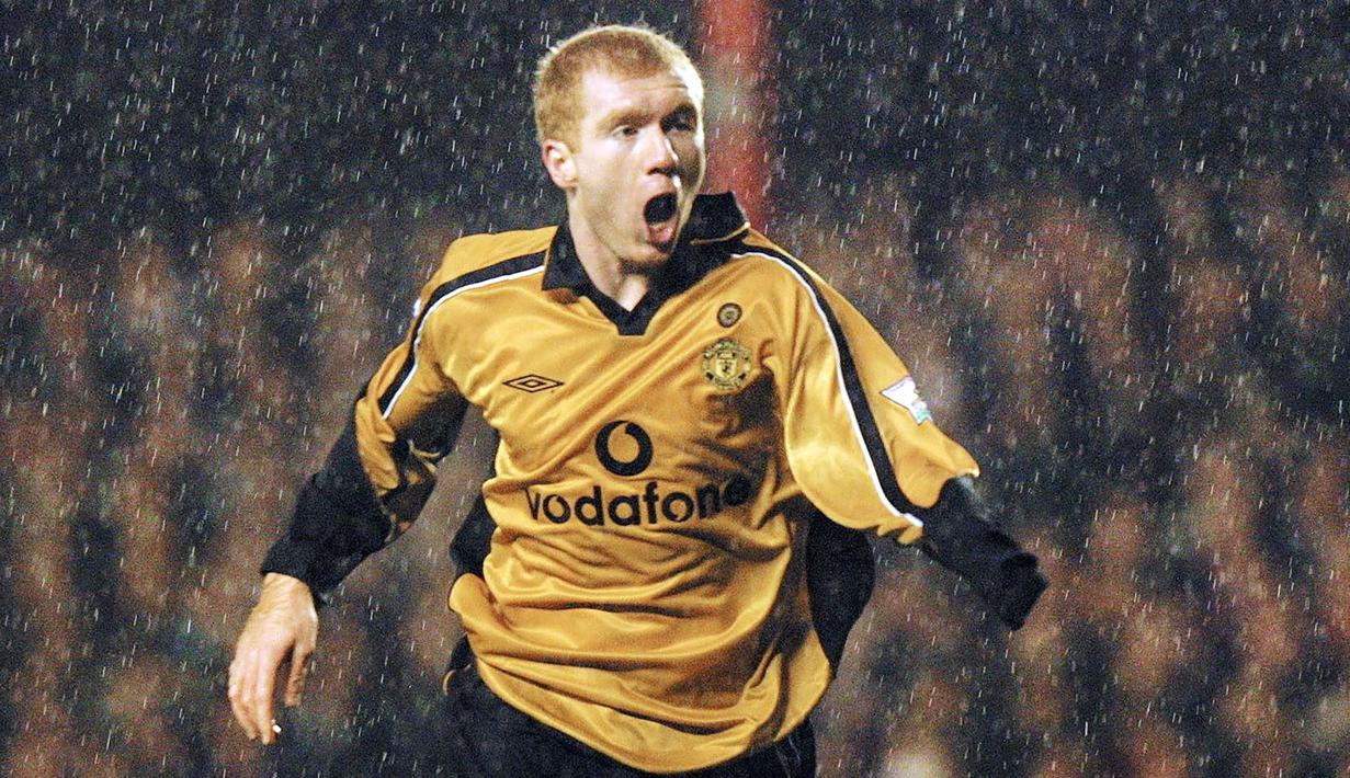 Paul Scholes. Gelandang Inggris berusia 47 tahun yang pensiun Juli 2013 bersama MU, satu-satunya klub yang diperkuat selama 20 musim sejak 1993/1994. Ia mencetak 2 gol di laga debutnya saat MU menang 2-1 atas tuan rumah Port Vale di putaran kedua Piala Liga Inggris (21/9/1994). (AFP/Adrian Dennis)