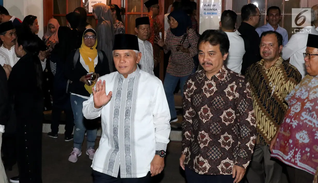 Mantan Menko Perekonomian Hatta Rajasa tiba melayat ke rumah duka Presiden RI ke-3 BJ Habibie di Patra Kuningan, Jakarta, Rabu (11/9/2019). BJ Habibie wafat pada hari Rabu (11/9) di usia 83 tahun dan akan dimakamkan pada hari Kamis di TMP Kalibata setelah salat Dzuhur. (Liputan6.com/Angga Yuniar)