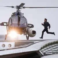 Aktor Tom Cruise berlari mengejar helikopter dalam adegan syuting film "Mission: Impossible" 6  di sepanjang Jembatan Blackfriars di London, Inggris (14/1). Adegan Tom Cruise ini membuat kegemparan warga sekitar. (Victoria Jones / PA via AP)