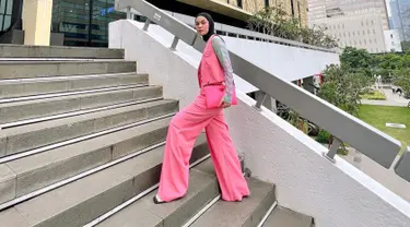 Selain gaya berpakaiannya yang mencuri perhatian, pose Tantri Namirah saat berfoto juga tak lepas dari perhatian warganet. Mulai dari berpose di jalan sampai di atas tangga hingga jalani pemotretan outdoor hingga indoor, Tantri Namirah selalu tampil stylish dan totalitas yang membuat hasil fotonya jadi makin unik dan banjir pujian. (Liputan6.com/IG/@tantrinamirah)