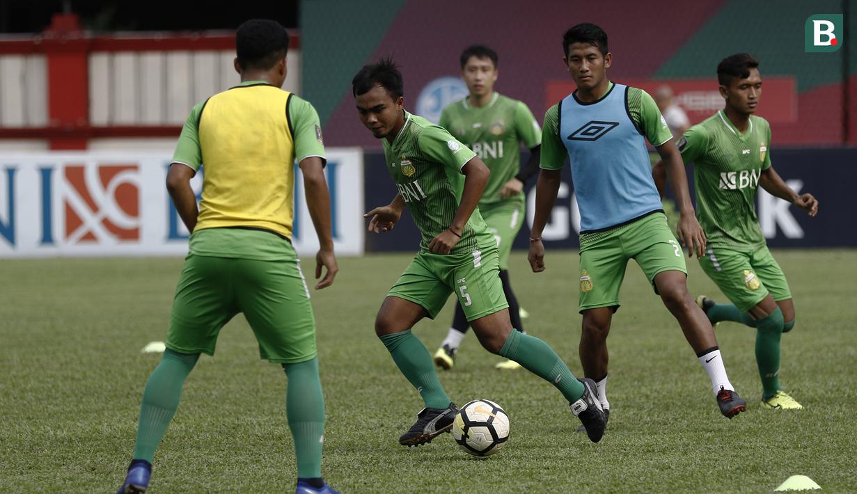 Pemain Bhayangkara FC, Muhammad Rochman, mengontrol bola saat latihan di Stadion PTIK, Jakarta, Minggu (2/12). Latihan ini persiapan jelang laga Liga 1 melawan PSM Makassar. (Bola.com/Yoppy Renato)