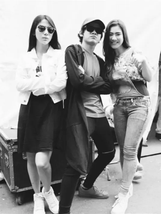 Aliando rayakan ulang tahun di Inbox tak hanya dengan penggemarnya, namun juga bersama rekan sesame artis, Adinda Thomas dan Felicya Angelista. (via instagram/@aliandooo)
