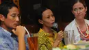 Isteri Fereli, Ferdinand Tjiong (tengah) saat menghadiri acara pernyataan sikap keluarga besar JIS, Jakarta, Rabu (8/4/2015). Kasus ini juga dianggap sebagai pendzaliman dan kriminalisasi kepada profesi guru .(Liputan6.com/Herman Zakharia)