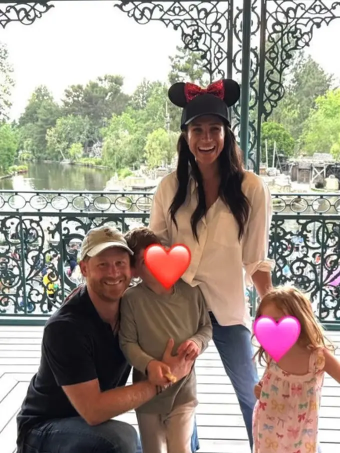 Gaya Kasual Meghan Markle Liburan ke Disneyland Bersama Pangeran Harry dan Kedua Anaknya, Pakai Flat Shoes Kesayangan Rp1,6 jutaan