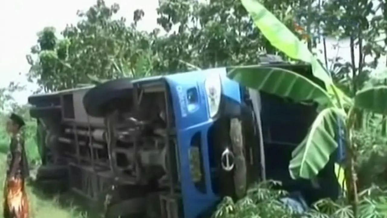 BUS TERGULING BLORA