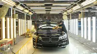 Pekerja tengah merakit mobil BMW jenis All New 730 Li di Jakarta, Rabu (30/11). Perakitan mobil tersebut didukung oleh para ahli manufaktur dari Jerman. (Liputan6.com/Angga Yuniar)