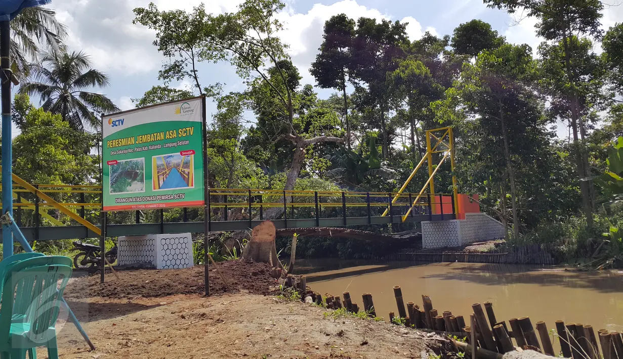 Lokasi Jembatan Asa ke-7 yang berada Desa Sukaraja, Kecamatan Palas, Kabupaten Kalianda, Lampung Selatan, Minggu (13/3). Peresmian dilakukan oleh GM Planning Schedulling and Research Development SCTV, Doni Arianto. (Liputan6.com/dok SCTV)