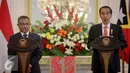 Presiden Joko Widodo (kanan) dan PM Timor Leste Rui Maria De Araujo menyampaikan pernyataan pers bersama di Istana Merdeka, Jakarta, Rabu (26/8/2015). RI dan Timor Leste sepakat untuk meningkatkan kerjasama bilateral. (Liputan6.com/Faizal Fanani)