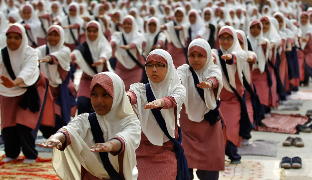 Siswa mengikuti gerakan Yoga jelang Hari Yoga Dunia di Ahmedabad , India , (16/6). Kegiatan ini merupakan latihan yang dilakukan siswa-siswi untuk memperingati Hari Yoga Sedunia. (REUTERS / Amit Dave)