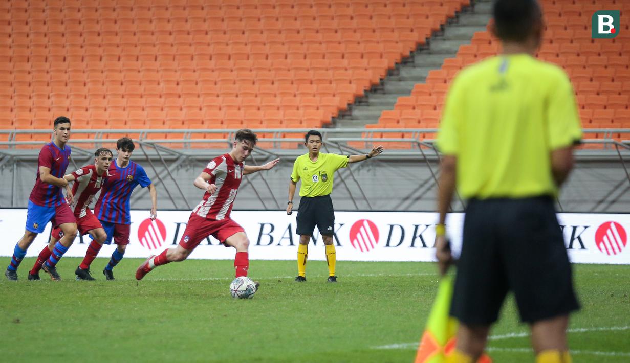 Pemain Atletico Madrid U-18, Adrian Gallego Diaz (tengah) melakukan tendangan penalti saat laga International Youth Championship 2021 antara Barcelona U-18 melawan Atletico Madrid U-18 di Jakarta International Stadium, Jakarta, Jumat (15/04/2022). (Bola.com/Bagaskara Lazuardi)