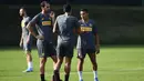 Bek Inter Milan, Diego Godin (kiri) berbincang dengan Antonio Candreva dan Alexis Sanchez selama sesi latihan tim di Appiano Gentile, Italia (16/9/2019). Inter Milan akan bertanding melawan Slavia Praha pada grup F Liga Champions di Giuseppe Meazza, Italia. (AFP Photo/Miguel Medina)